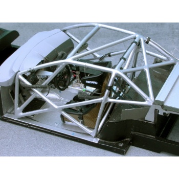 24-22 aston-martin dbr9 interieur-10